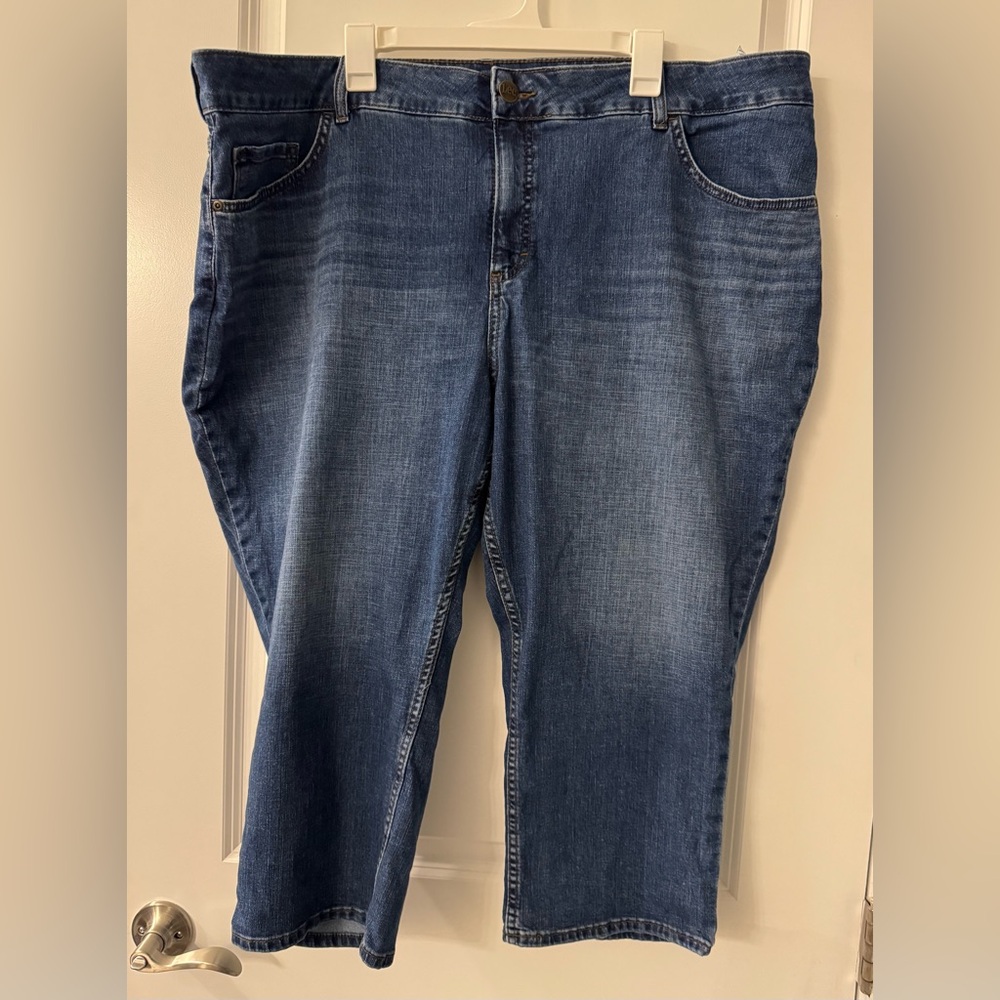 #1965 - Lee Regular Fit Mid-Rise Medium Wash Blue Denim Capri Jeans